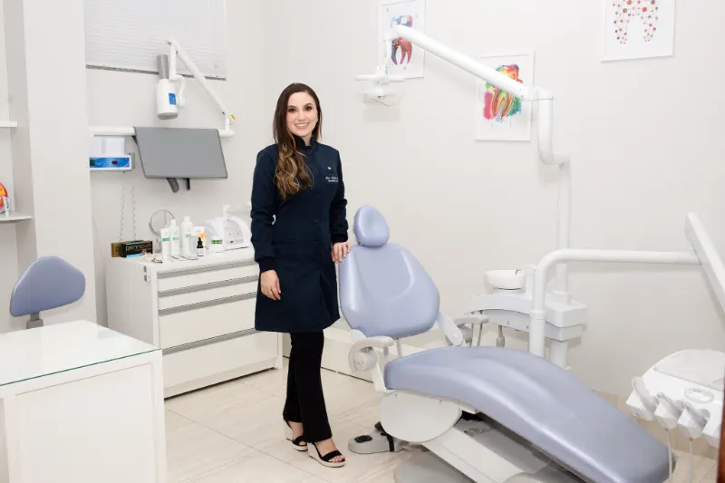 Consultório com cadeira odontológica e equipamentos de estética