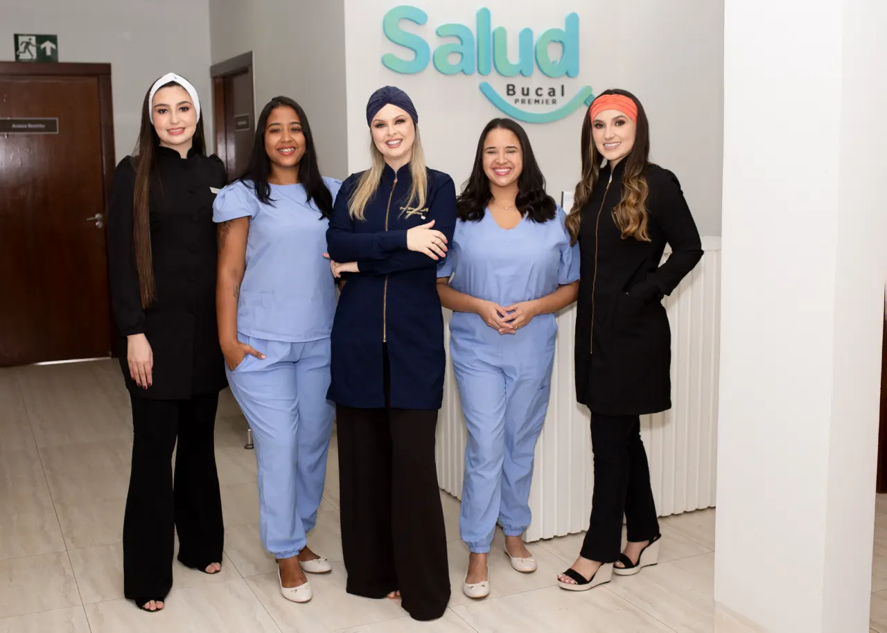 Equipe completa da Salud Bucal Premier reunida na recepção da clínica