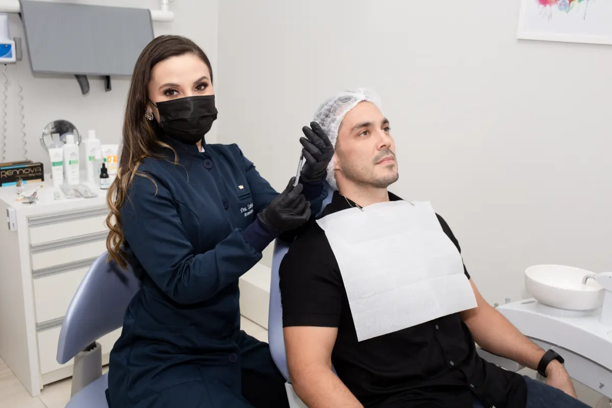 Biomédica esteta Dra. Larissa Mota realizando procedimento de harmonização facial