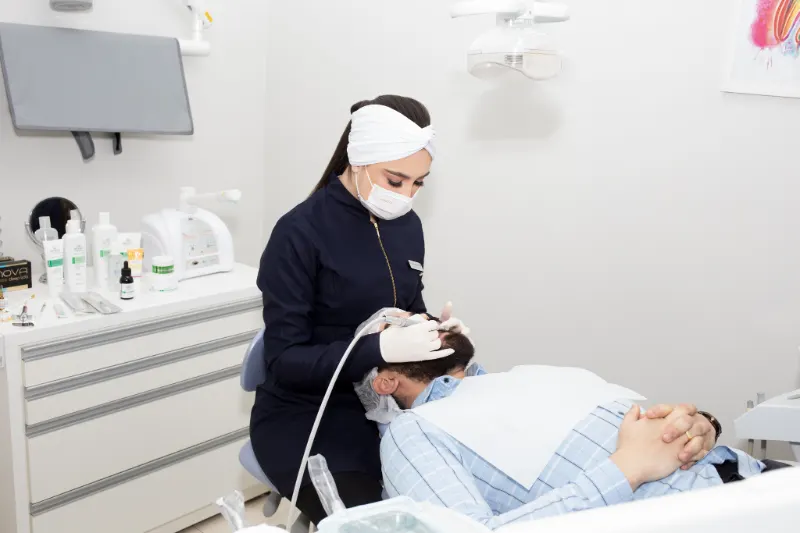 Procedimento estético facial realizado em consultório da Salud Bucal Premier